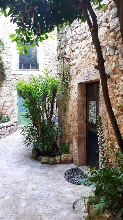 La Garde Adhemar, L'Escalier Medieval Экстерьер фото